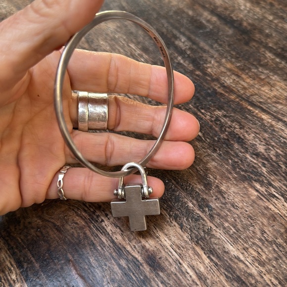 On hold Chunky sterling silver cross bangle bracelet - Picture 5 of 6